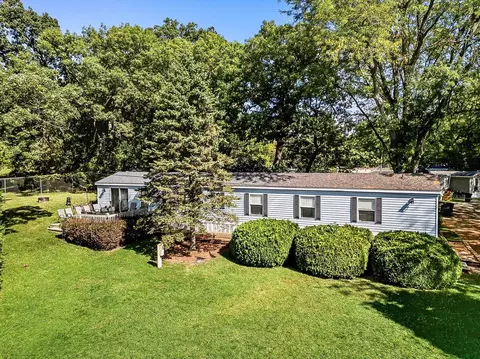 2 Paradise Dr # B, Lake Mills, WI 53551