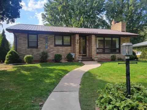 609 Mulberry Dr, Cassville, WI 53806