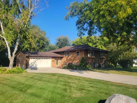 3701 Oakwood Dr, Cottage Grove, WI 53527