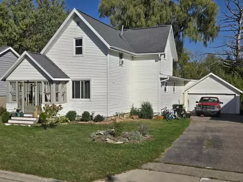 226 S High St, Markesan, WI 53946
