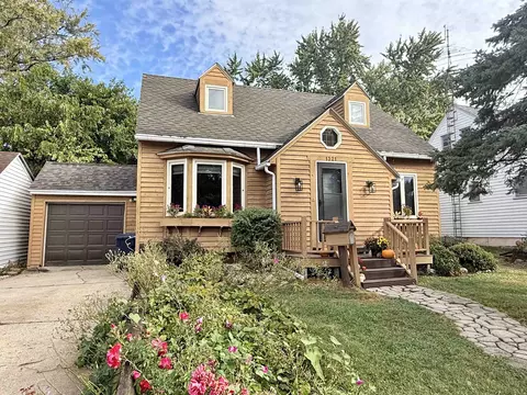1321 Blaine Ave, Janesville, WI 53545