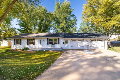 1216 Division St, Darlington, WI 53530