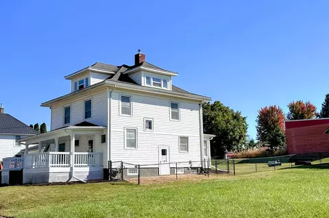 105 E Adams St, Farmersburg, IA 52047