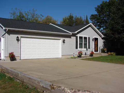 821 Pleasant St, Mineral Point, WI 53533