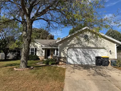 1936 Cliff Alex Ct, Waukesha, WI 53189