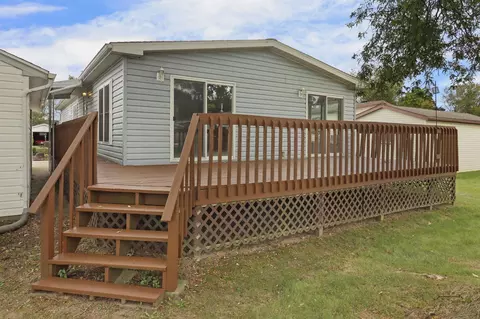424 Oak Lodge Rd, Waterford, WI 53185