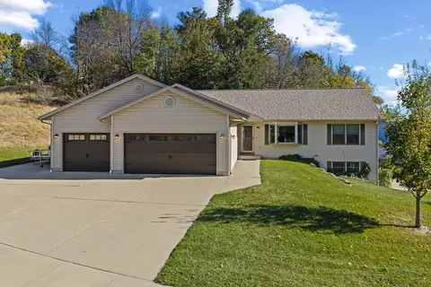 823 Pine Grove Dr, Reedsburg, WI 53959