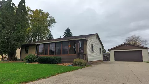 1607 Tamarack Ln, Janesville, WI 53545