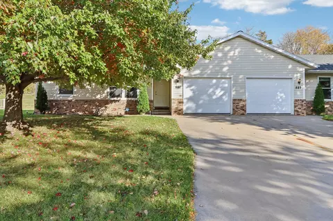 887 Iroquois Cir, Baraboo, WI 53913