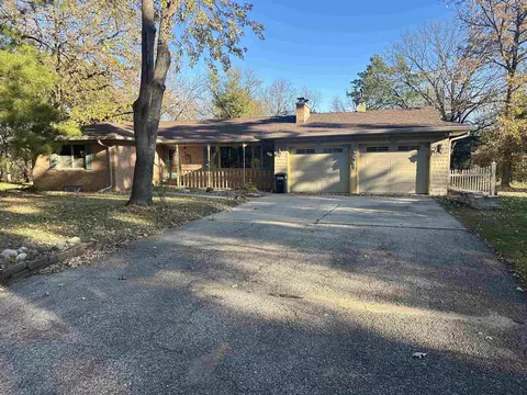 1821 Arrowhead Dr, Beloit, WI 53511