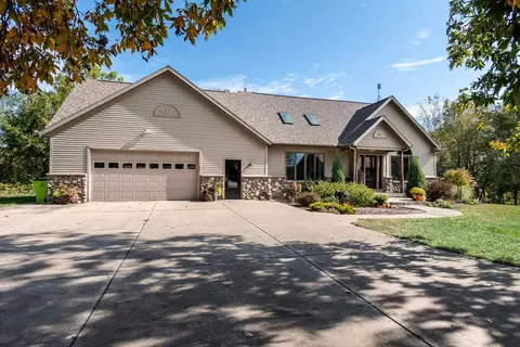 1021 Prairie Queen Rd, Cambridge, WI 53523