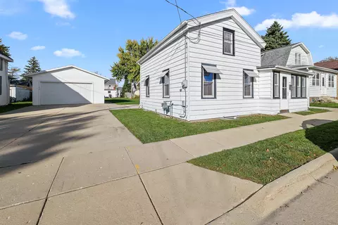 216 E Division St, Watertown, WI 53098