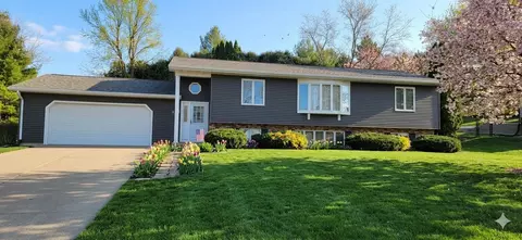 1555 W Golf Dr, Platteville, WI 53818