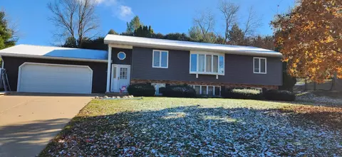 1555 W Golf Dr, Platteville, WI 53818