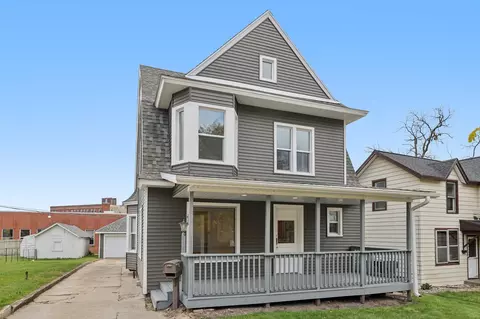214 W Pleasant St, Portage, WI 53901