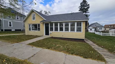 807 W Franklin St, Portage, WI 53901