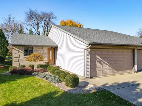 1051 N Wuthering Hills Dr, Janesville, WI 53546