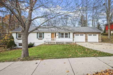1709 Algonquin Dr, Baraboo, WI 53913