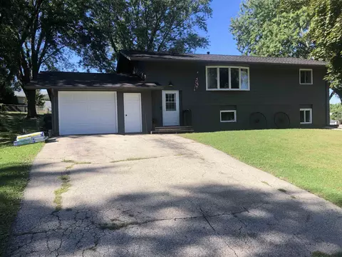 915 Traceway Ct, Poynette, WI 53955