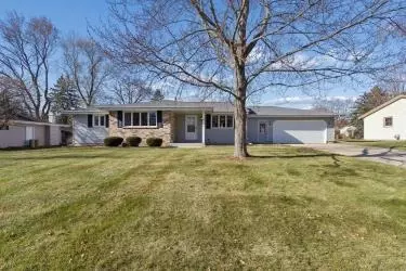 737 Sussex Dr, Janesville, WI 53546