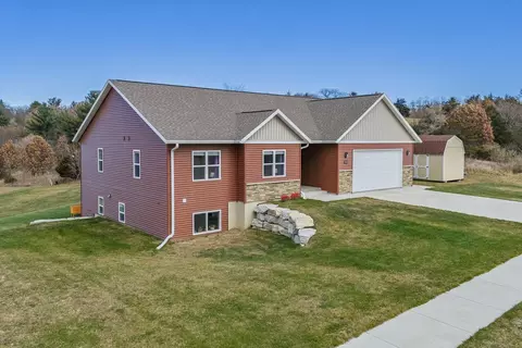 2131 Woodland Trl, Reedsburg, WI 53959