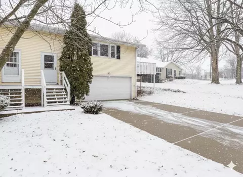99 Orchard Ln, Mount Horeb, WI 53572
