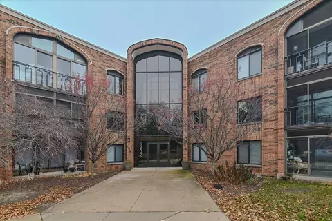 6302 Mineral Point Rd #321, Madison, WI 53705