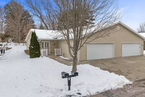 1716 Hillcrest Dr, Baraboo, WI 53913