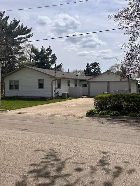 Exterior - 401 E 6th Ave, Brodhead, WI 53520 photo 3 of 5