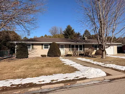 1200 Westhill Ave, Platteville, WI 53818