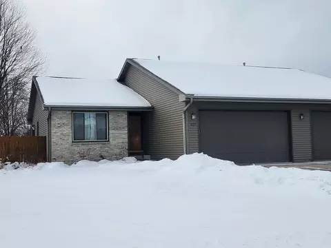 2715 N Wuthering Hills Dr, Janesville, WI 53546