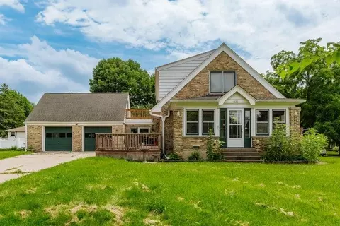 4062 N 99th St, Wauwatosa, WI 53222