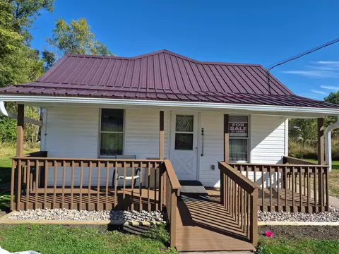 110 3rd St, Elroy, WI 53929