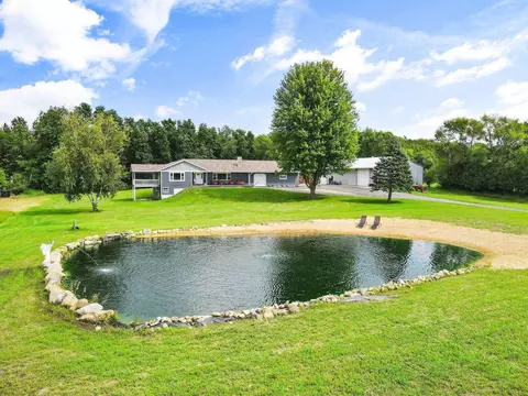 64 Oakland Rd, Cambridge, WI 53523