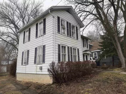 215 E Centerway St, Janesville, WI 53545