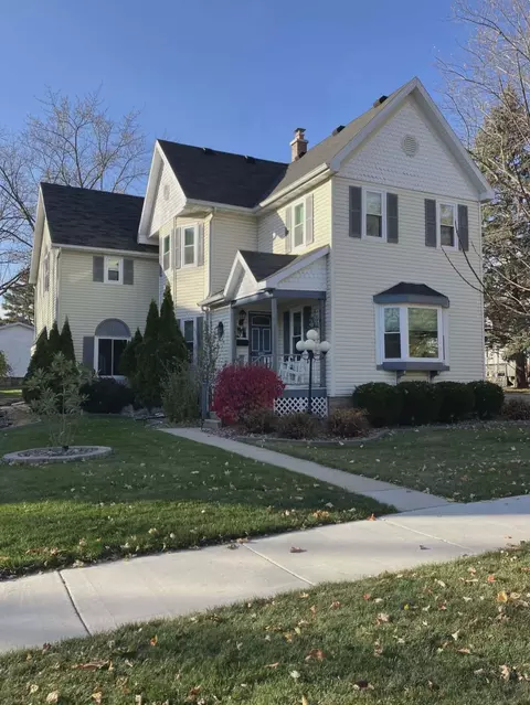 142 Dewey St, Sun Prairie, WI 53590