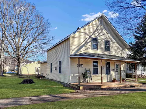 412 N Wacouta Ave, Prairie Du Chien, WI 53821