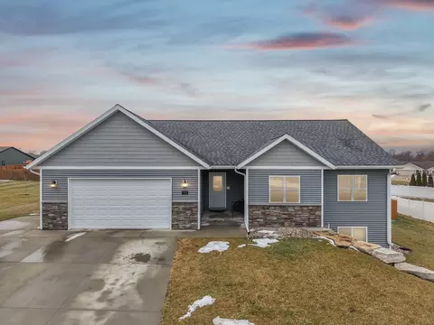 715 Crestview Dr, Reedsburg, WI 53959