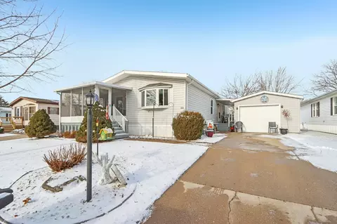 412 Oak Lodge Rd, Waterford, WI 53185