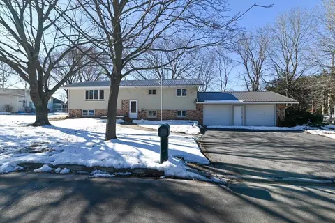 911 Valley Rd, Poynette, WI 53955