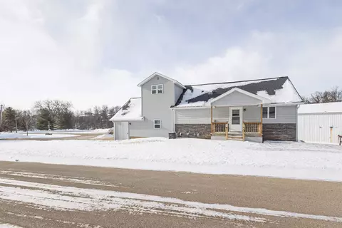 225 3rd St, Benton, WI 53803