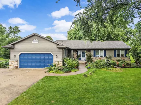 516 Woodvale Dr, Deforest, WI 53532
