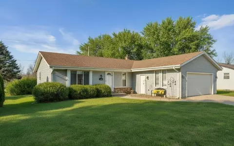 1002 Cherrywood Dr, Waukesha, WI 53188