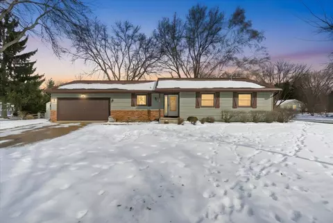 2 W Spyglass Ct, Madison, WI 53717