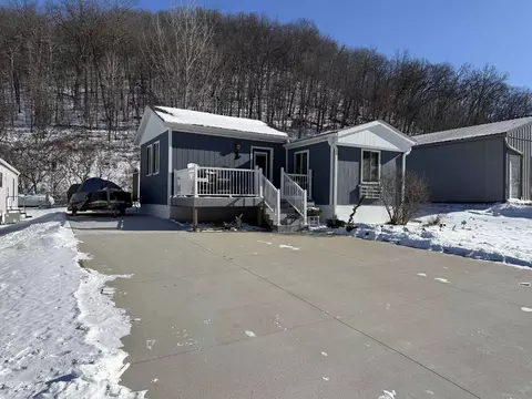 1930 Hideaway Hills Ln #8, Lansing, IA 52151