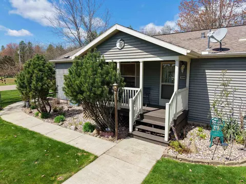 399 Oakbrook Dr, Wisconsin Dells, WI 53965