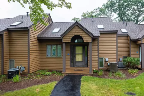 2 Creekwood Ln, Galena, IL 61036