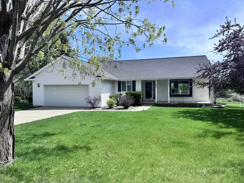 640 Mooreland Cir, Portage, WI 53901
