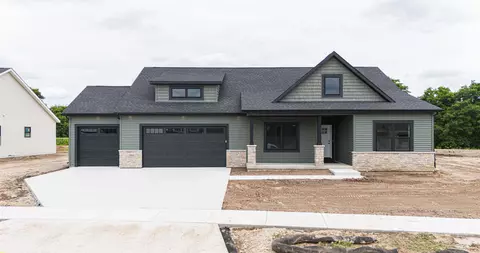 3804 N Woodbury Ln, Janesville, WI 53545