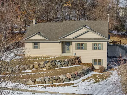 1011 Pine Grove Dr, Reedsburg, WI 53959